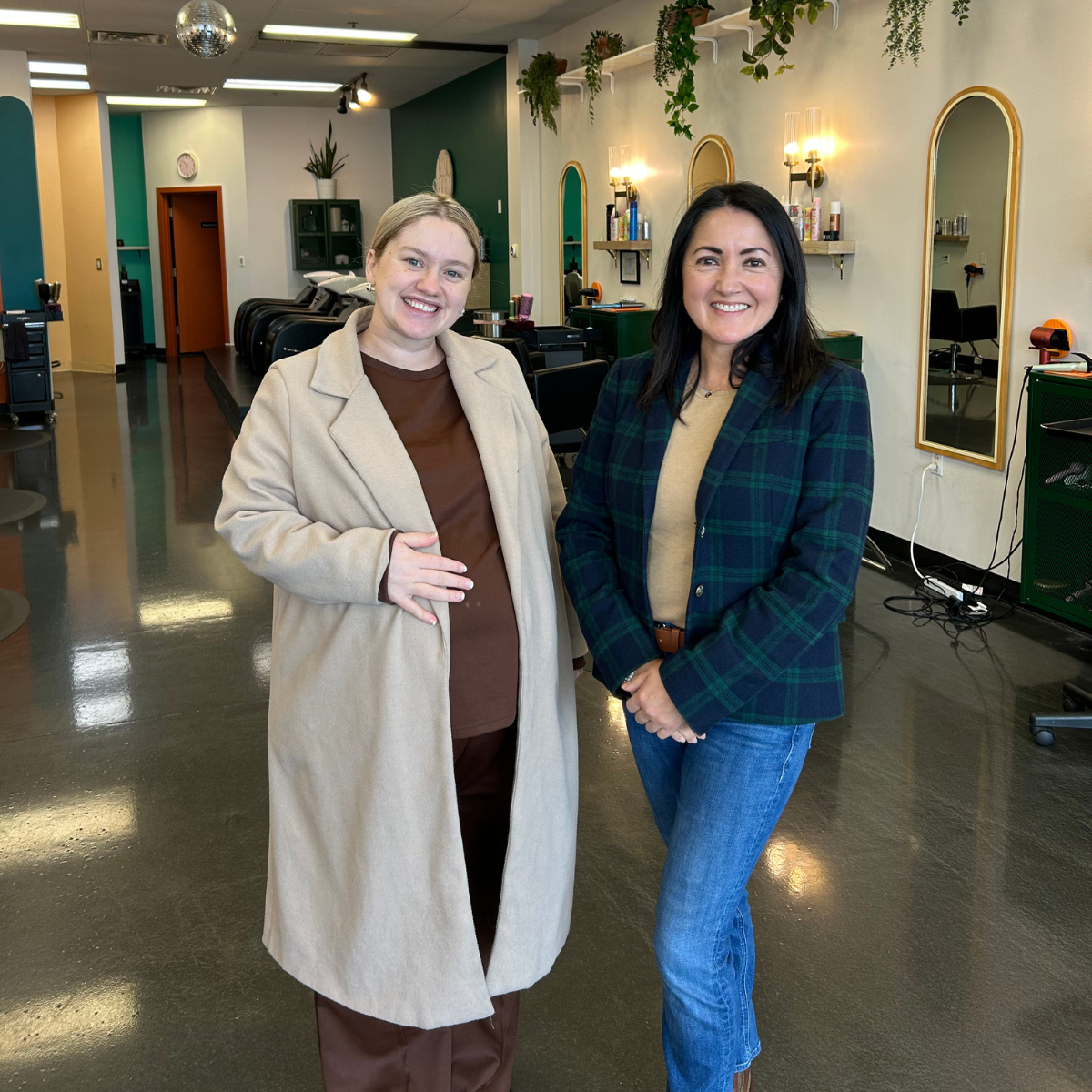 Business broker handing over keys to new owner after successful business sale – sell my business in Tennessee